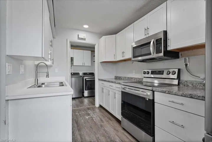 912  Hibiscus  LN, North Fort Myers, FL 33903