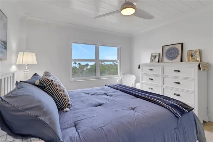 1  Bluebill  AVE, Naples, FL 34108