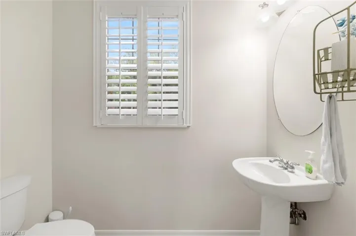FIRST FLOOR GUEST BATHROOM