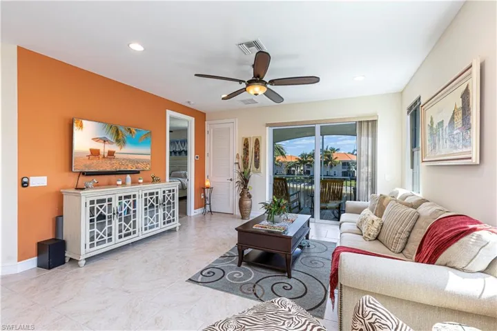 Living area featuring recessed lighting, visible vents, baseboards, and a ceiling fan