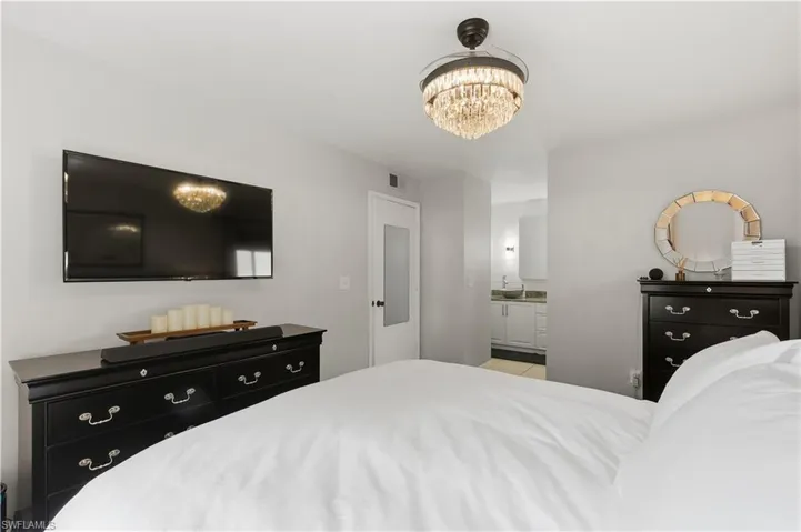 Primary Bedroom w/ en-suite bath