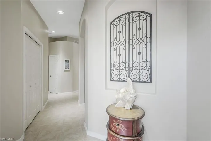 Foyer architectural niche