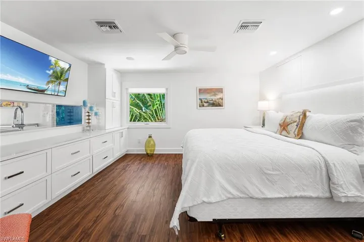 Fourth bedroom ideal for guests, family, or a home office.