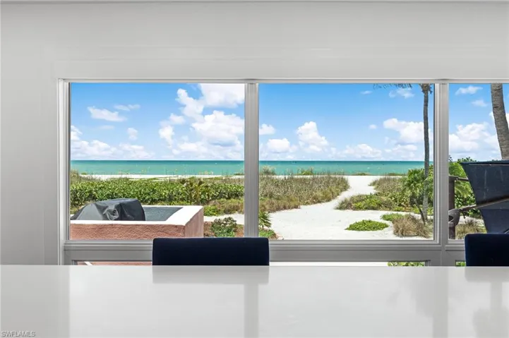 A seamless connection between the home, lanai, and beach.