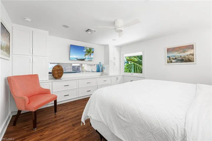 Fourth bedroom ideal for guests, family, or a home office.