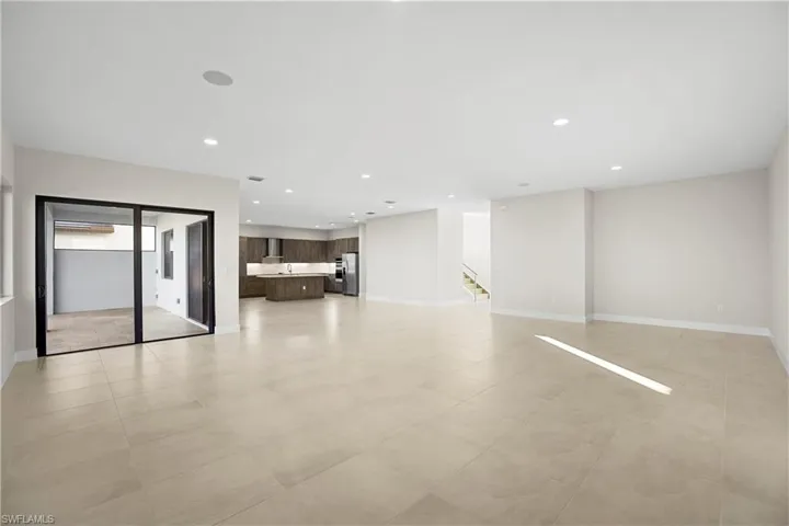 First-floor en-suite bedroom with private entrance