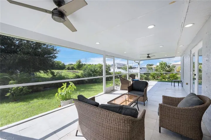 Sunroom / solarium with ceiling fan