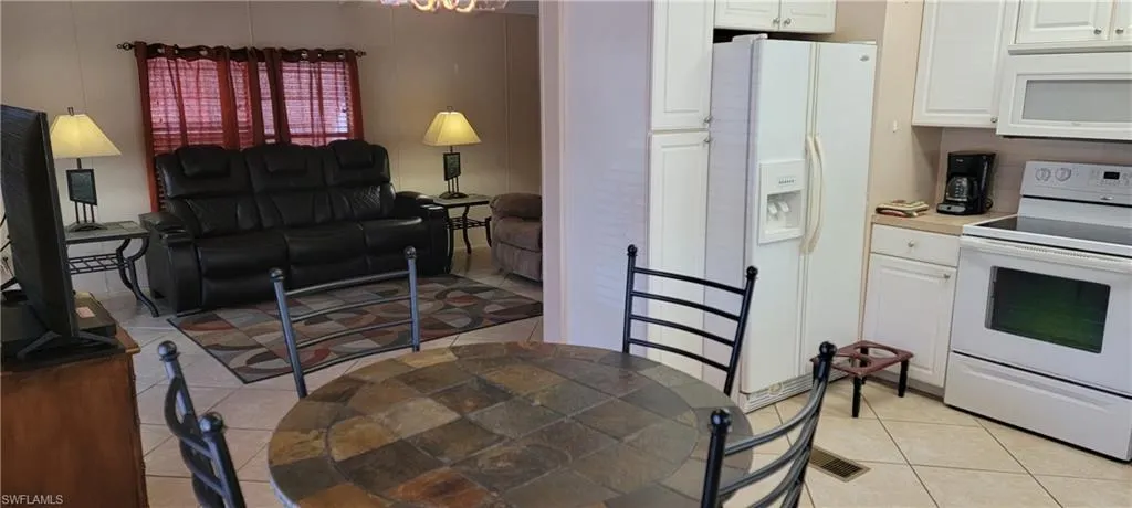Kitchen / Dining Area