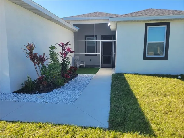 Property entrance featuring a yard