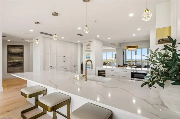 Kitchen & Breakfast Bar