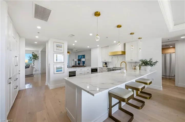 Kitchen & Breakfast Bar
