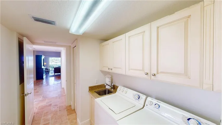 Laundry room with cabinets, sink, a textured ceiling, and independent washer and dryer