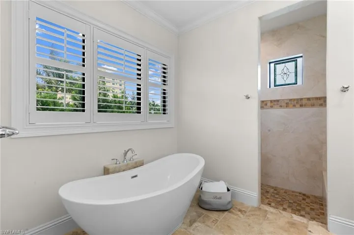 Soaking Tub!