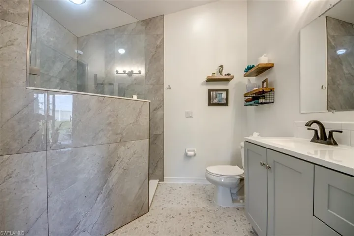 GORGEOUS MASTER BATH.