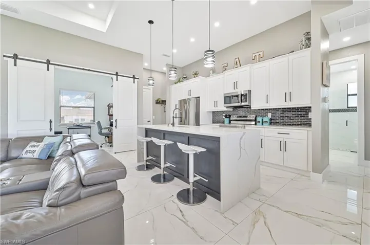 907 NE 10th  ST, Cape Coral, FL 33909