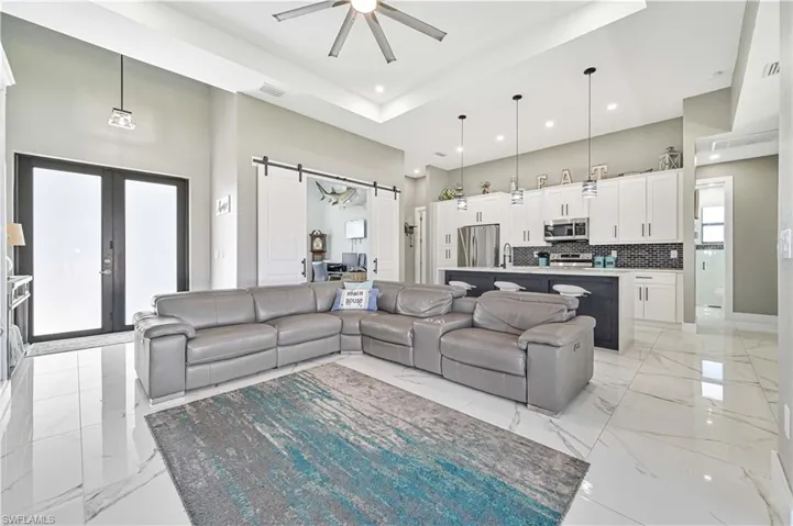 907 NE 10th  ST, Cape Coral, FL 33909