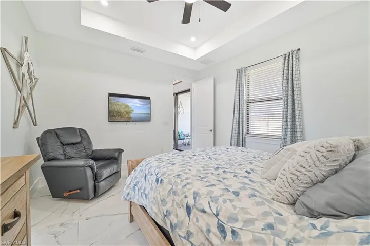 907 NE 10th  ST, Cape Coral, FL 33909