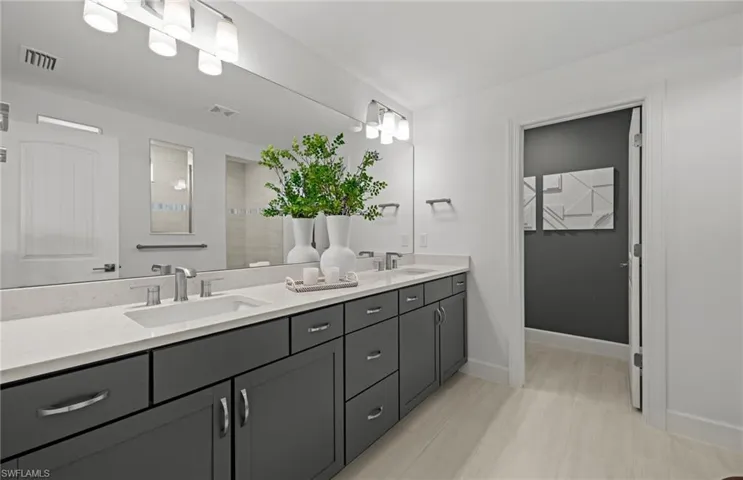 Photos are of a model home. Illustration purposes only.