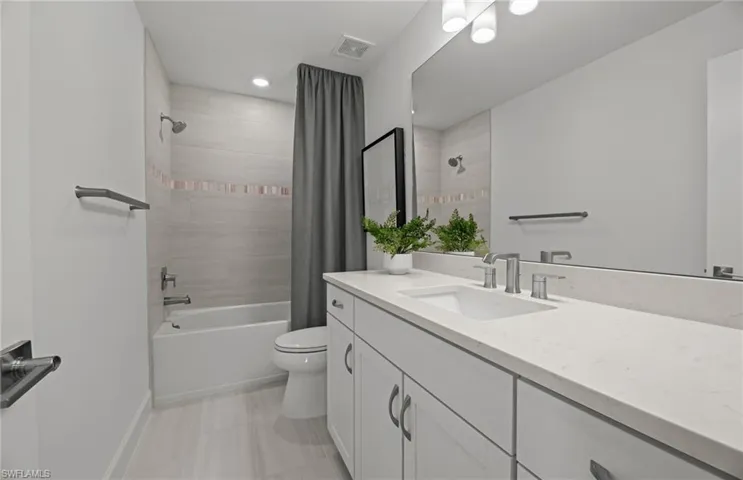 Photos are of a model home. Illustration purposes only.