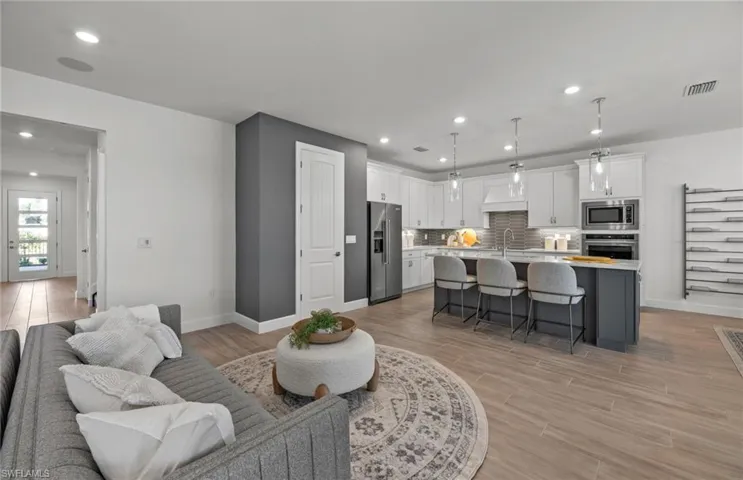 Photos are of a model home. Illustration purposes only.