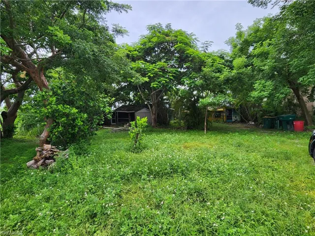 View of grassy yard featuring an outdoor structure