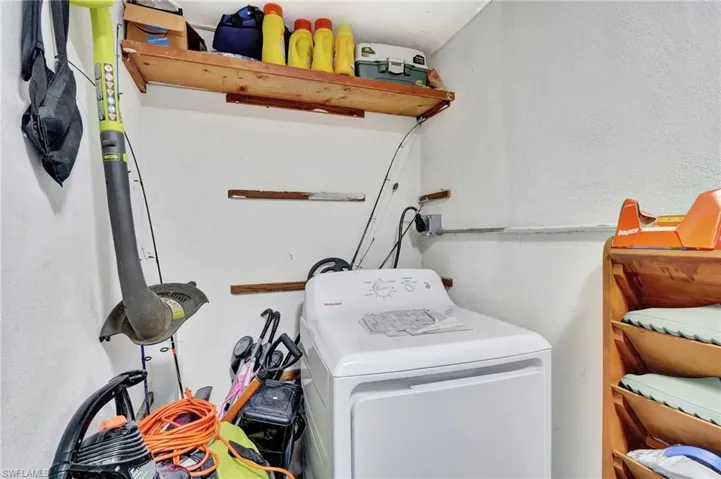 Laundry room with washer / dryer and a textured wall