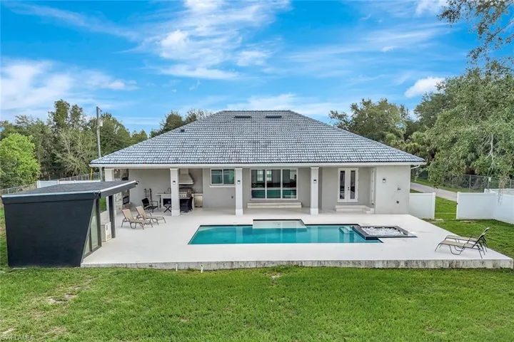 140 37th Ave Nw, Naples, Florida 34120