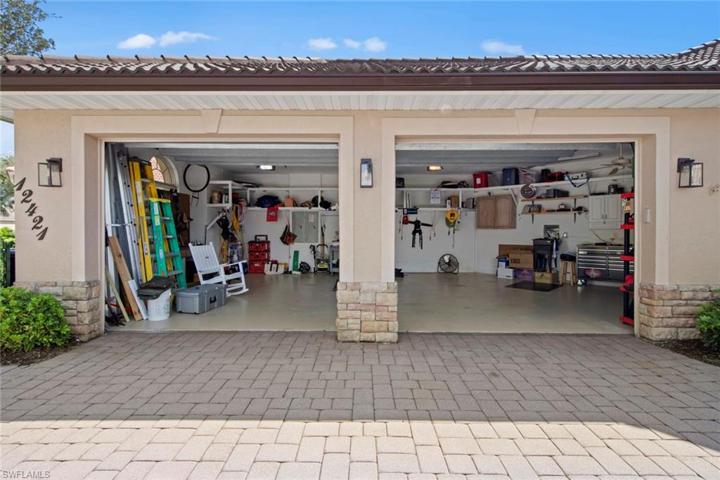 Oversized 2 car garage