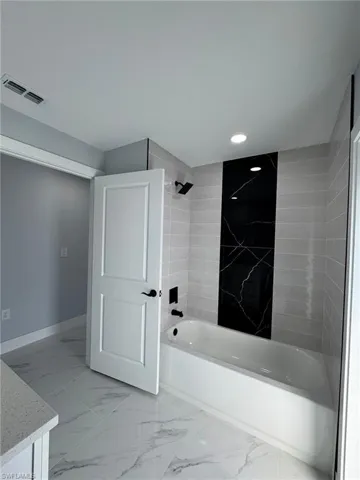 Bathroom with tiled shower / bath