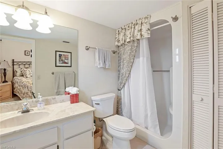 Primary Bath w/walk in shower