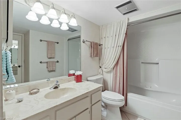 Guest Bathroom w/tub
