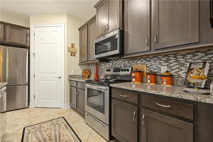 3161 Amadora Cir, Cape Coral, Florida 33909