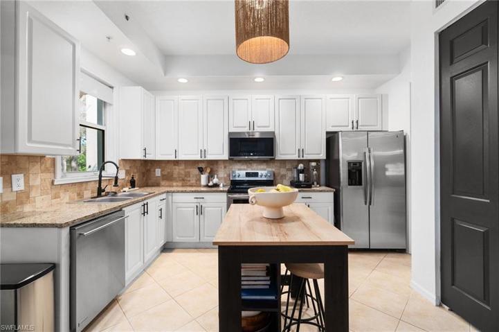 1415 Mariposa CIR # 104, NAPLES FL 34105
