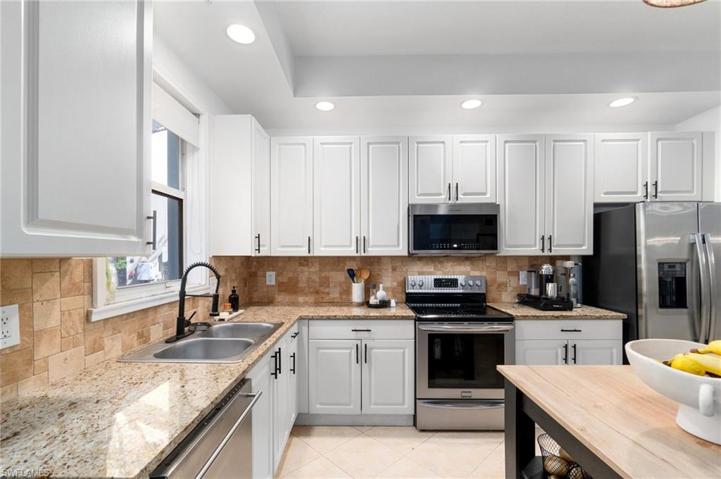 1415 Mariposa CIR # 104, NAPLES FL 34105