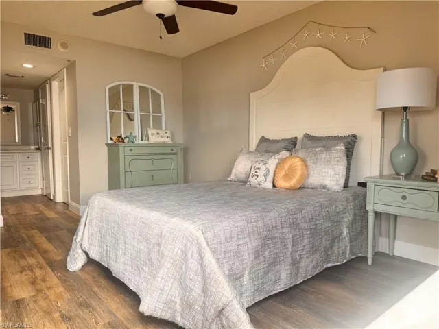 Riverview queen size bed wood finished floors, a ceiling fan, and a textured ceiling