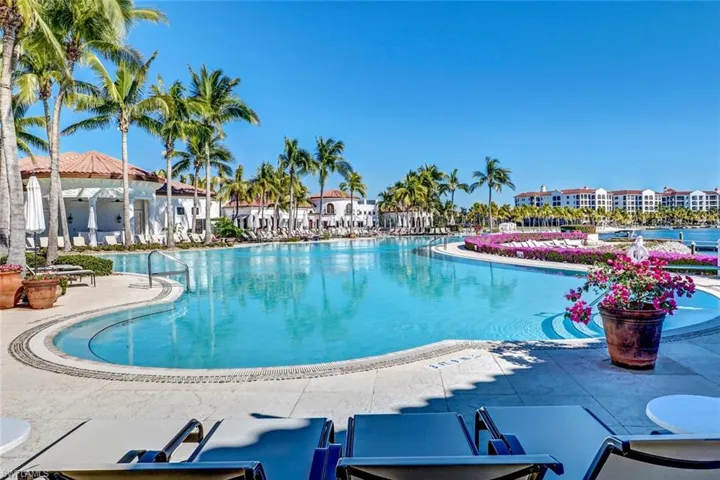 Community infinity pool & spa