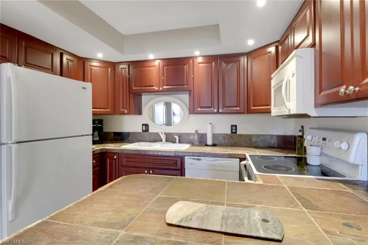 Kitchen Photo 2