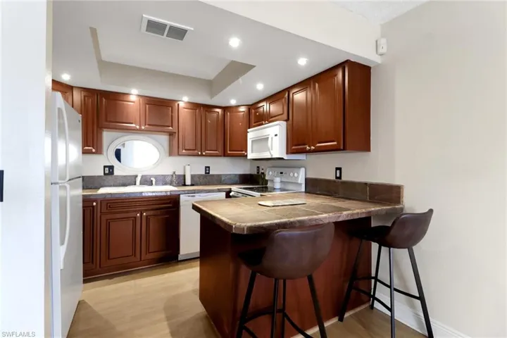 Kitchen Photo 1