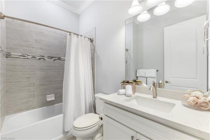 En-suite Bath 1
