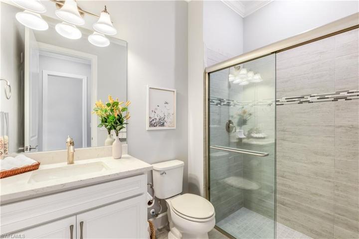 En-suite Bath 2