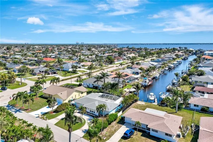 Bird's eye view featuring a residential view and a water view