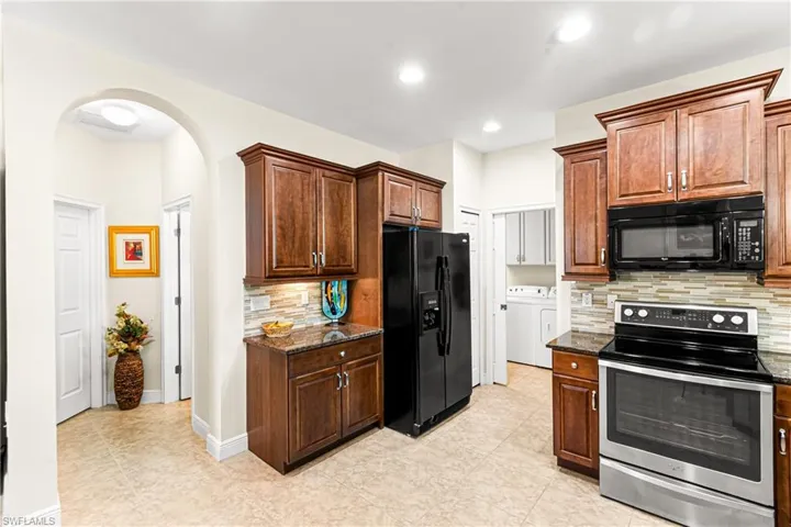 SPACIOUS KITCHEN WITH PANTRY