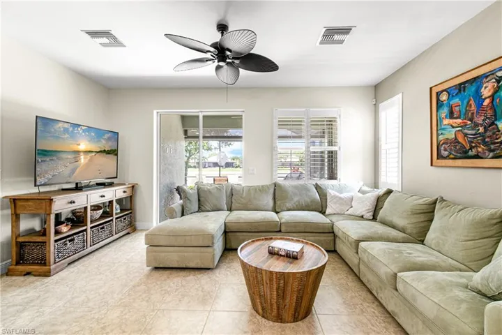 RELAXING LIVING SPACE