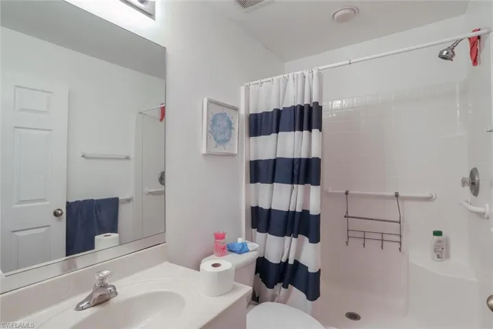 Guest bathroom 1104