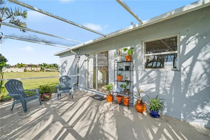 Screen-enclosed patio featuring a concrete floor, stucco exterior siding, and sliding glass entry doors