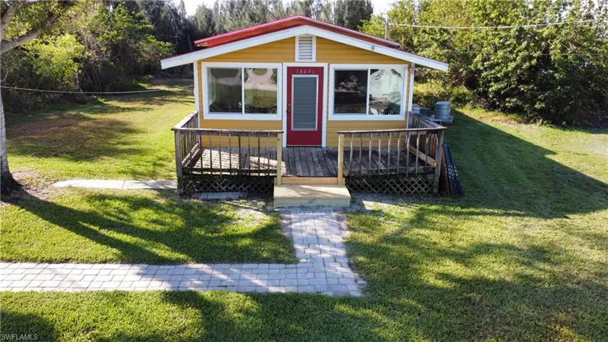 View of front of home featuring a front lawn and an outdoor structure