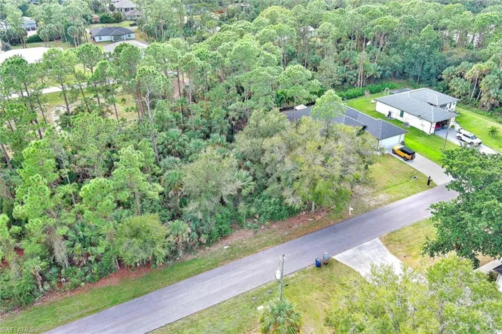 Aerial view of property's location featuring a heavily wooded area