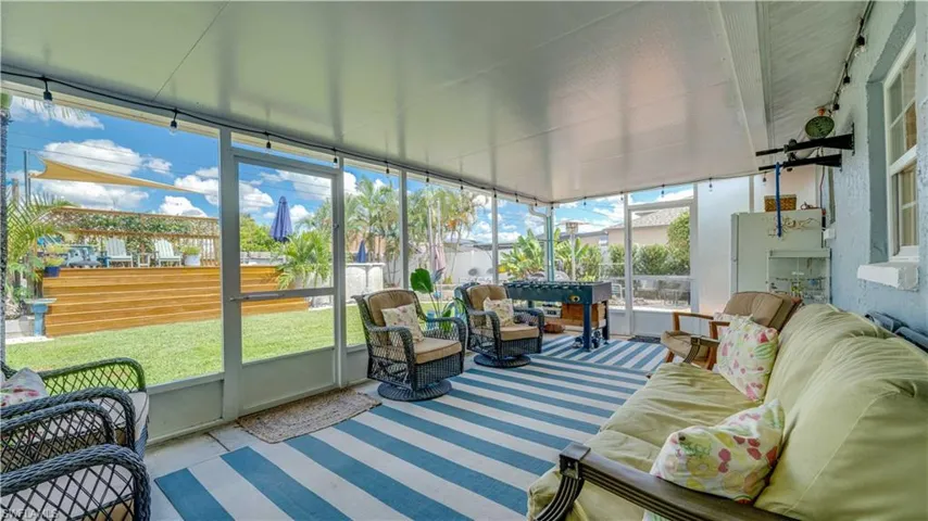 Spacious screened-in lanai
