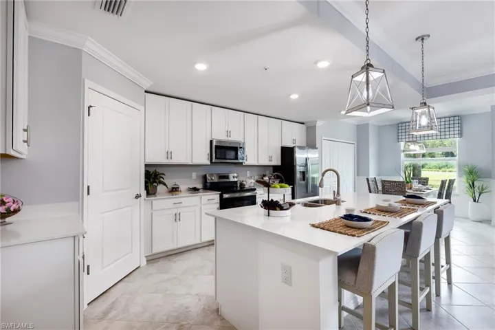 Kitchen with crown molding, a breakfa