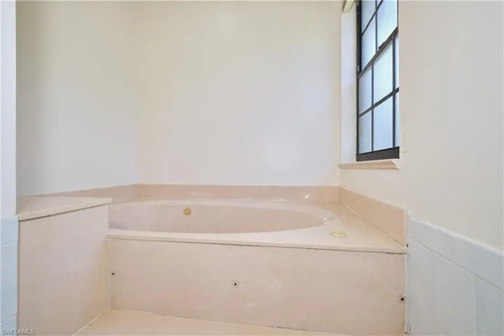 Large Soaking Tub.